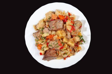 Plaka siyah stüdyo arka plan üzerinde kavrulmuş et ve patates ile