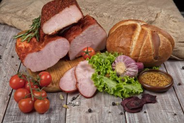 Jambon, ekmek ve sebze ahşap bir masa üzerine