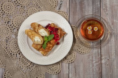 Krep ve ahşap bir masa üzerine çay ile plaka 