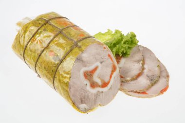 İzole edilmiş stüdyo arka planında yeşil sosisli.