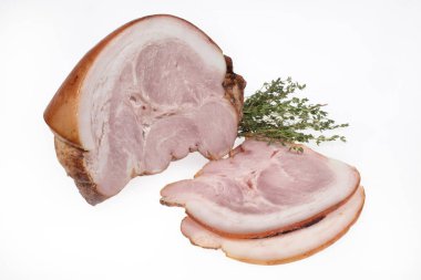 İzole edilmiş bir tudyo arka planında jambon parçaları.