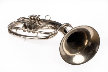 Bir izole studio arka plan üzerinde eski trompet