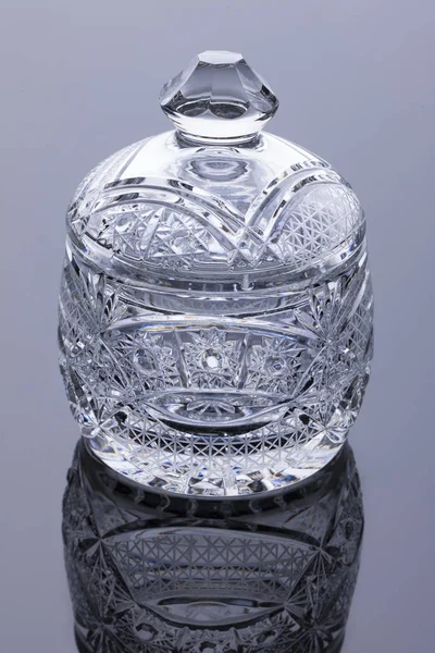Kristal vazo cam stüdyo arka plan üzerinde
