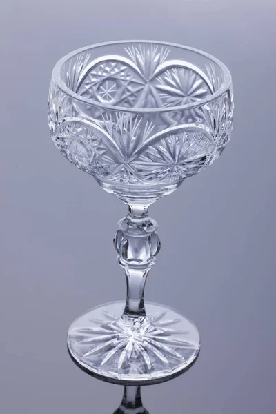 ガラス スタジオの背景の上にクリスタル花瓶 — ストック写真