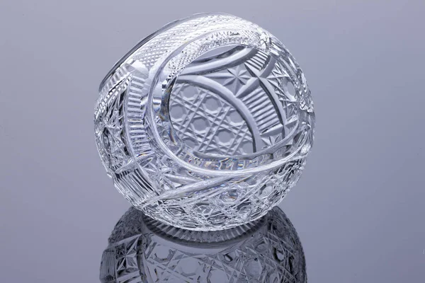 Kristal vazo cam stüdyo arka plan üzerinde