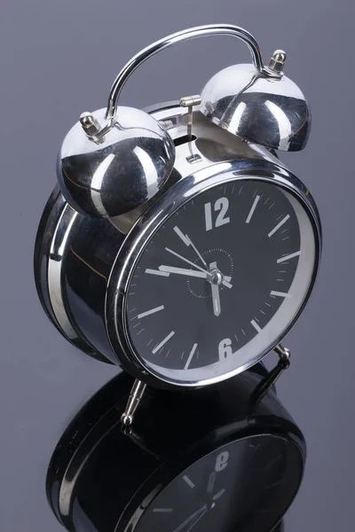 Reloj Despertador Sobre Fondo Estudio Vidrio — Foto de Stock