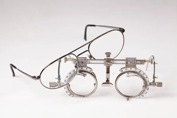 Staré Optometrické Zařízení Zvolit Správné Čočky Izolované Pozadí — Stock fotografie