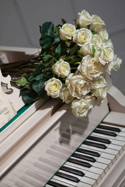 Bouguet Róż Klawiaturze Fortepianu — Zdjęcie stockowe
