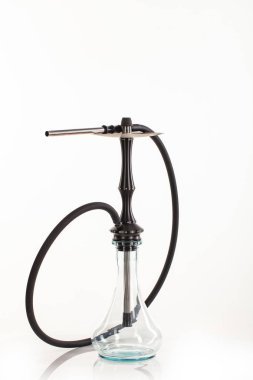 Bir izole studio arka plan üzerinde geleneksel Doğu nargile