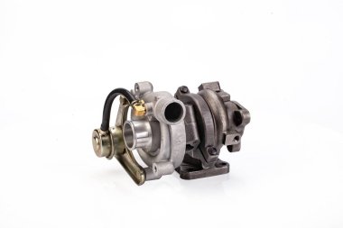 İzole edilmiş beyaz arka planda bir araba turbo şarjı.