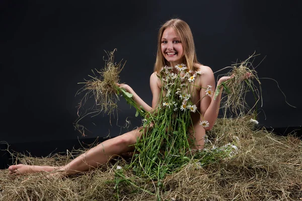 Ung Naken Kvinna Med Blommor Ett Studion — Stockfoto