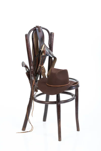 Ζώνη Καουμπόη Όπλα Και Καπέλο Μια Παλιά Καρέκλα Απομονωμένες Φόντο — Φωτογραφία Αρχείου