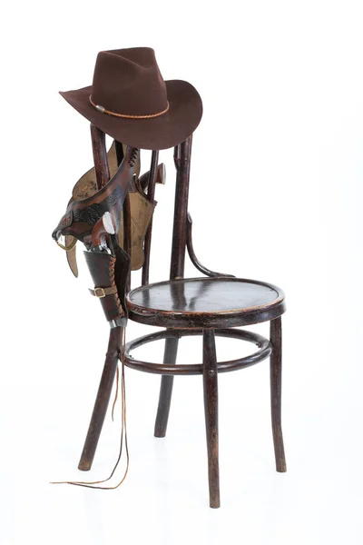 Cowboy Cinto Armas Chapéu Uma Cadeira Velha Fundo Isolado — Fotografia de Stock