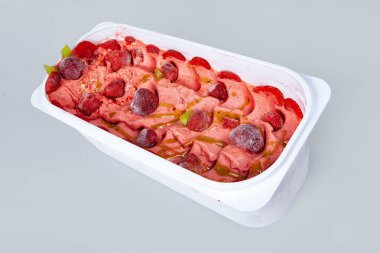 Plastik kutu dondurma ile