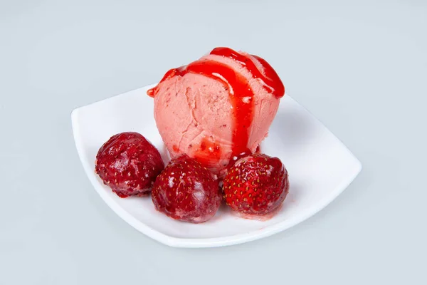 Icecream With Strawberry — Stock Photo, Image