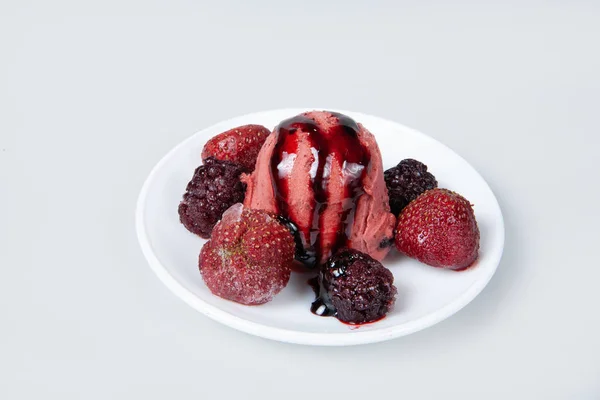 Icecream With Fruits — Stock Photo, Image