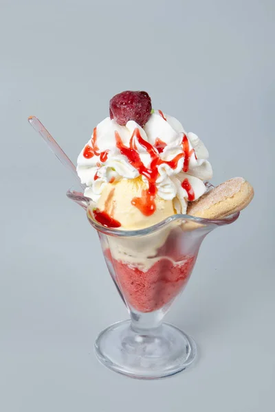 Icecream com frutas — Fotografia de Stock