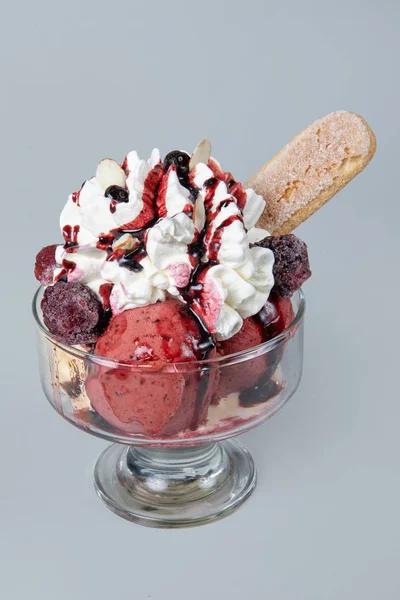 Icecream com frutas — Fotografia de Stock