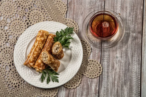 Pfannkuchen und Tee — Stockfoto