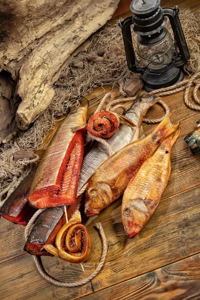 Копчена риба та рибальська мережа — стокове фото
