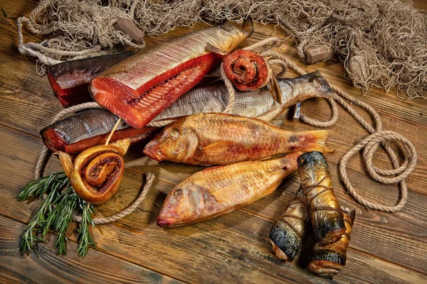 Rökt fisk och fisknät — Stockfoto