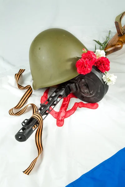 Цветы и армейская техника — стоковое фото