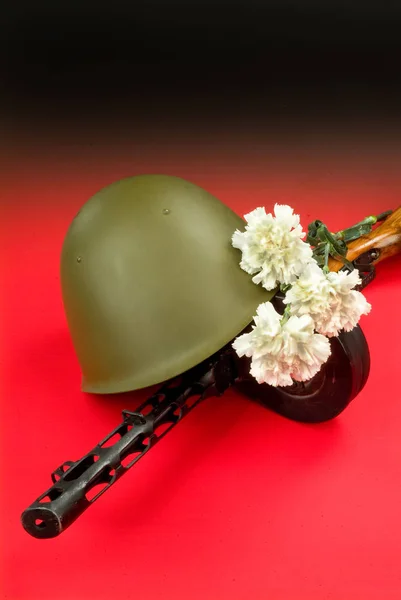 Machine Gun And Flowers — Stock Photo, Image