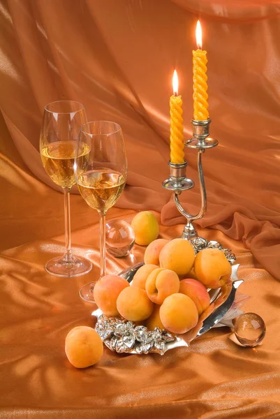 Glas, aprikoser och ljus — Stockfoto