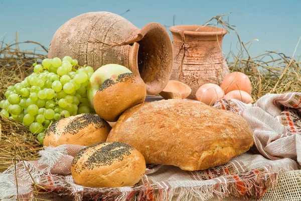 Хлеб и керамическая ваза — стоковое фото