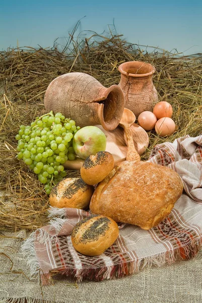 Pão e vaso de cerâmica — Fotografia de Stock