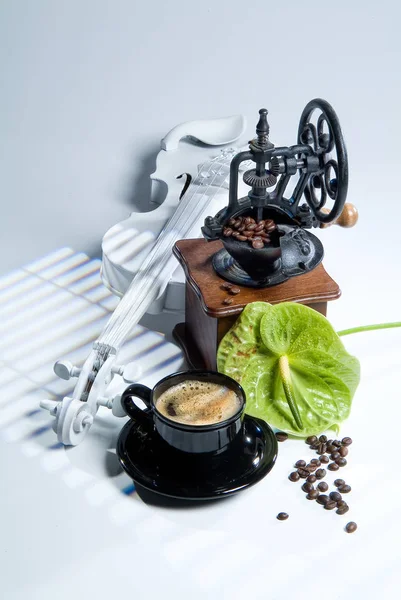 Kaffeemühle, Tasse und Kaffeebohnen — Stockfoto