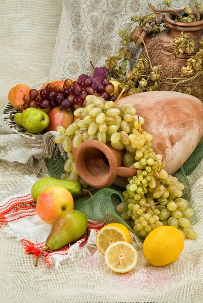Antiguos floreros y frutas de cerámica — Foto de Stock