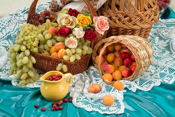 Cestas y frutas — Foto de Stock