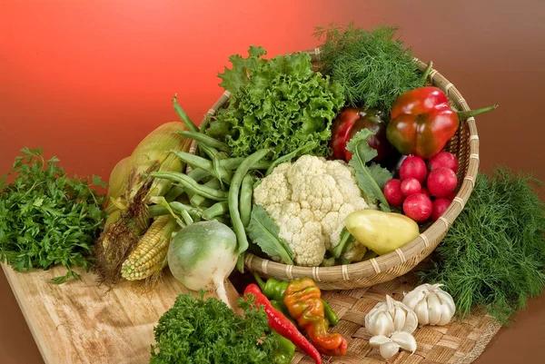 Košík a zelenina — Stock fotografie