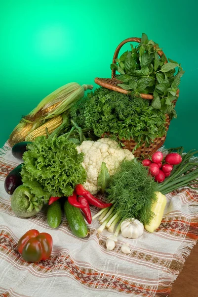 Košík a zelenina — Stock fotografie