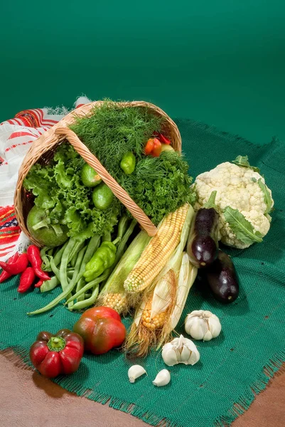 Koszyk i warzywa — Zdjęcie stockowe