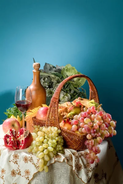 Vaso e frutos — Fotografia de Stock