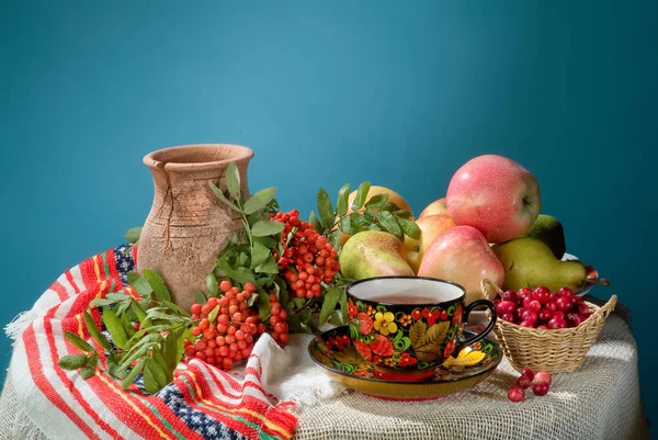 Florero y frutas — Foto de Stock