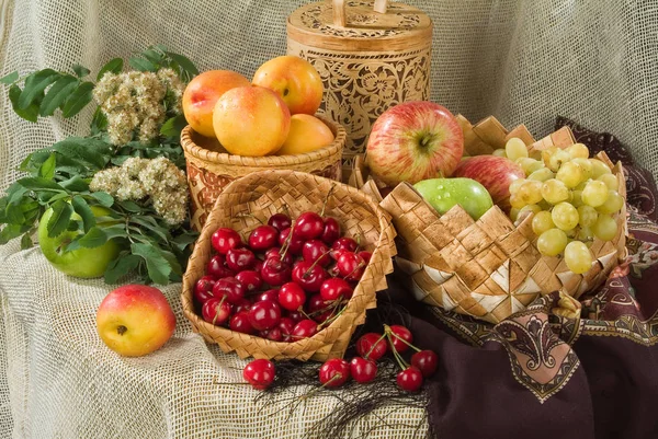 Frutas y cestas — Foto de Stock
