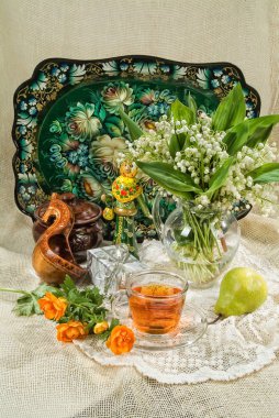 Çay, çiçek ve meyve