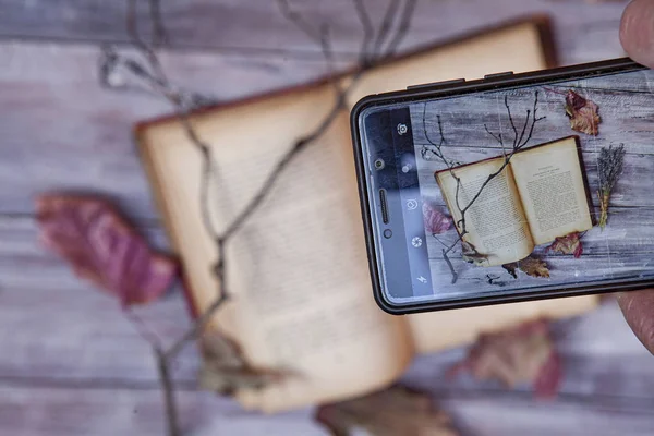 Βιβλίο και το φθινόπωρο φύλλα μέσω smartphone — Φωτογραφία Αρχείου