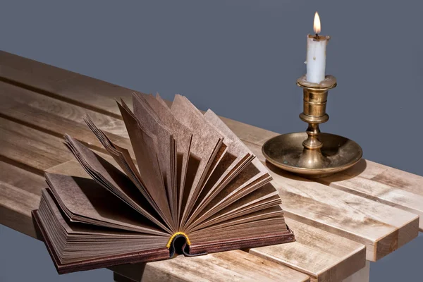 Książka i świeca — Zdjęcie stockowe