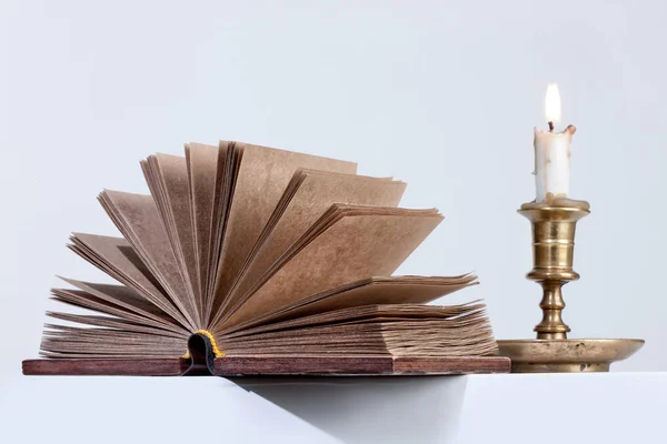 Buch und Kerze — Stockfoto
