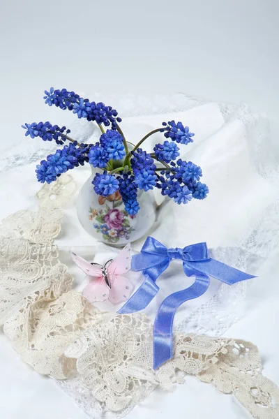 Flores azuis em um vaso — Fotografia de Stock