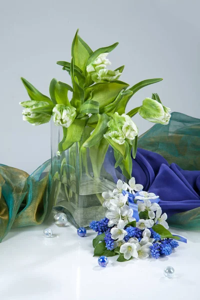 Blumen, Glas und Stoff — Stockfoto