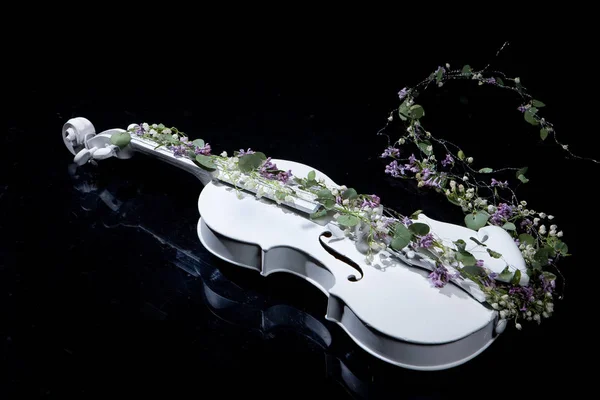 ヴァイオリンと花 — ストック写真