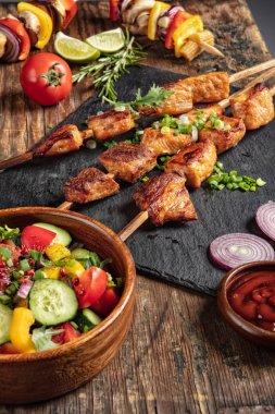 Ahşap Masa Üzerinde Shashlyk