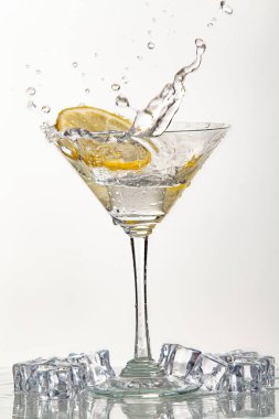 Cam, limon ve su sıçraması