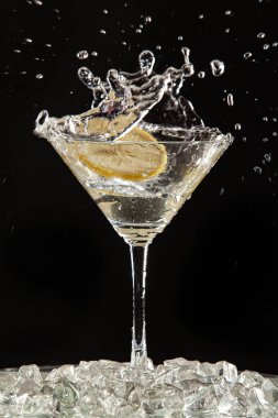 Cam, limon ve su sıçraması