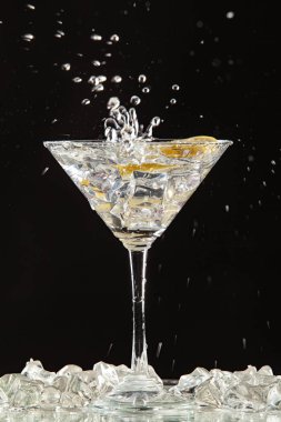 Cam, limon ve su sıçraması